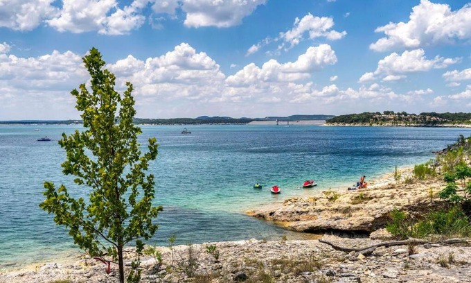 Canyon Lake House | Canyon Cliffside Waterfront Cottage
