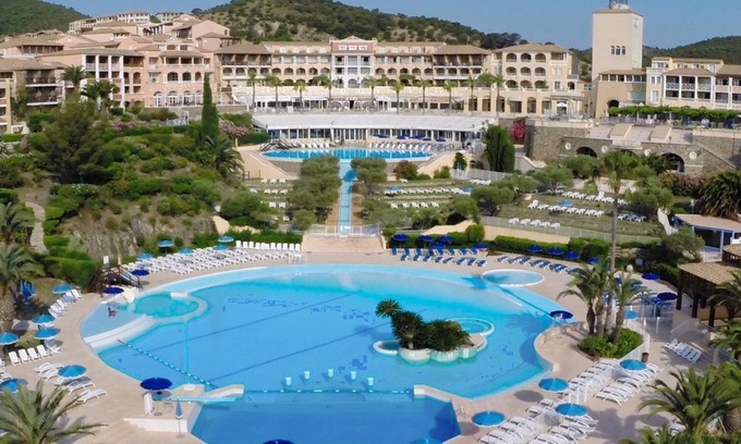 Cap Esterel Apartment | Cap Estérel Apt 4 pers air conditioned with WIFI- Bat C9 shopping street and quiet