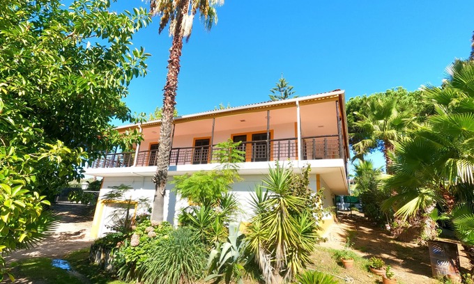 Almada Villa | Caparica, V4 House with garden in Lazarim, Caparica