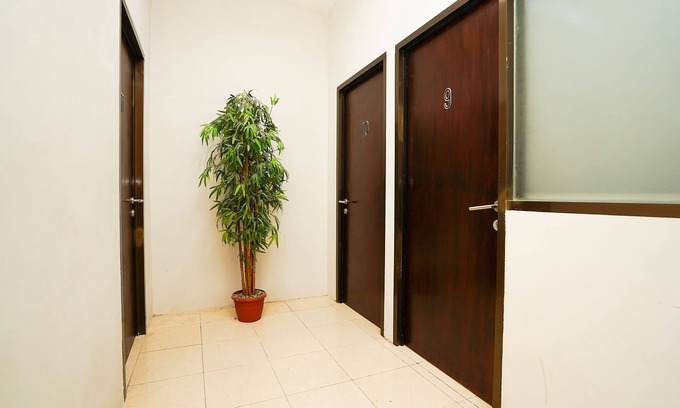 Gubeng Hotel | Capital O 1086 2oscar