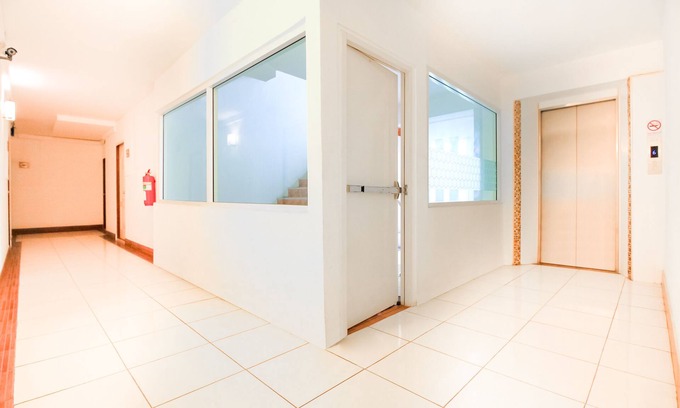 Chom Phon Hotel | Capital O 411 Grandview Condo 15