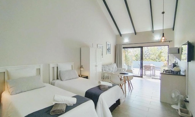Robberg Beach Apartment | Capricorn Studio Two - 150m to Solar Beach, Patio & Braai, Wifi, DSTV & Netflix