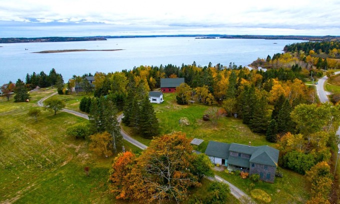 Eastport House | Captain Jacob Lincoln 1790 Farmhouse with attached Barn
