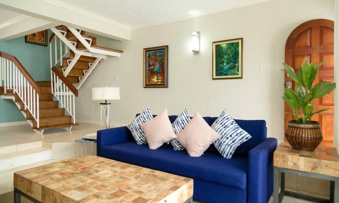 Kingston House | Captivating 2-Bed Town-House in Kingston