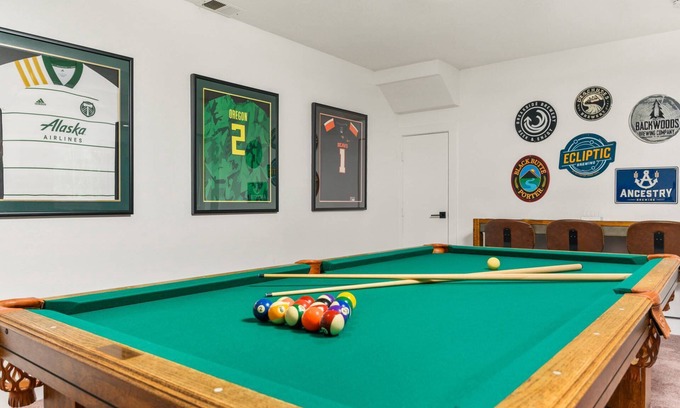 West Linn House | Captivating and Charming Retreat, Game Rooms, Pool Table, Pop a Shot, Foosball, 20 Min to Portland