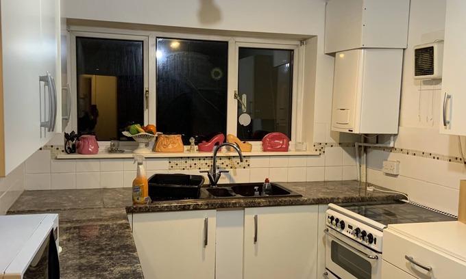 Lacey Green House | Captivating Bungalow with Garden in High Wycombe