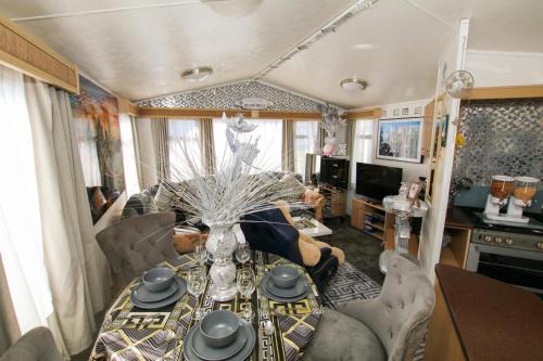 Dymchurch House | Caravan Beach Park - Sleeps 8 Parking & Pool