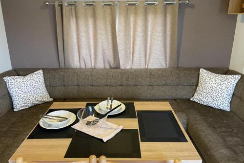 Clacton-on-Sea House | Caravan - Sleeps 10 - Pet friendly - Parking