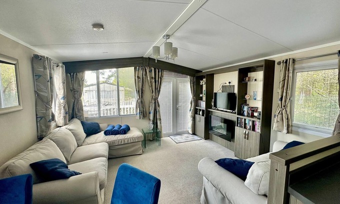 Ringwood Cabin | Caravan - Sleeps 4 - Pool - Pet Friendly