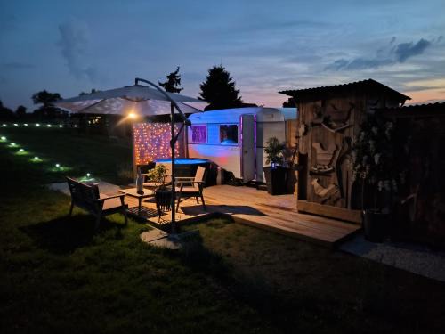 Lapalisse Other | Caravane romantique " La Seventies" avec jacuzzi privatif
