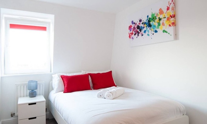 Burton on Trent Apartment | Caribou Suite-Bright & Spacious 2-Bed | Gated Parking | Close to City & Hospital