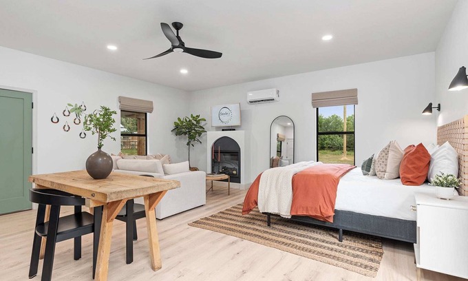 Fredericksburg Cabin | Caroline's Cottage, Hot Tub, Fire Pit, sleeps 2!