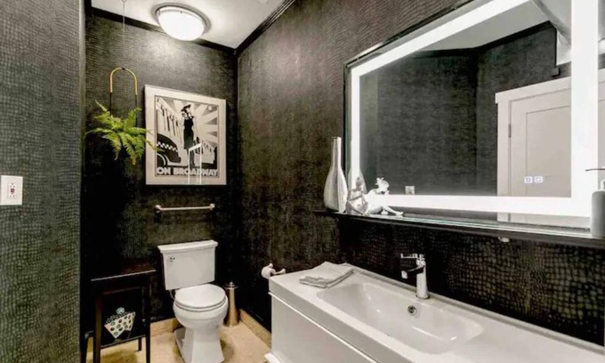 Englewood Apartment | Carousel 2 - a proven location with a proven Host