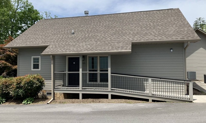 Gatlinburg Cottage | Carr's Northside Cottages - 3 Beds #415