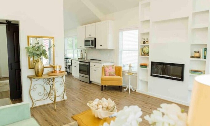 Lincoln Cottage | Carriage House: Stylish Lakefront 1BR Cottage