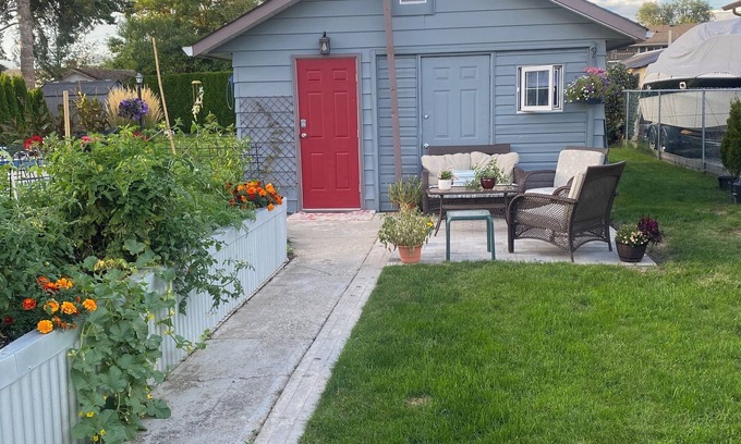 Rutland Cottage | Carriage house W/HotTub Close to Ski Hill & Snowmobile, Greenway , wineries.