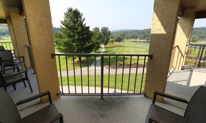 Fairfield Apartment | Carroll Valley Retreat | King Deluxe + Pool & Golf