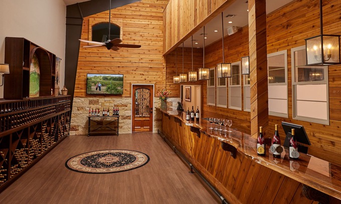 Johnson City Hotel | Carter Creek Winery Resort & Spa