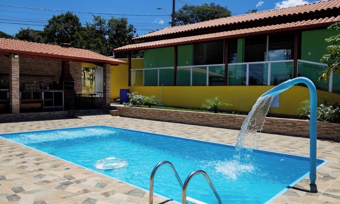 Confins Ski Chalet | Casa bem equipada com piscina,churrasqueira e WiFi