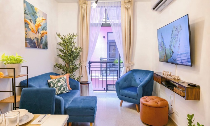 Santa Ana Apartment | Casa Boheme : Creative vibe steps away from Casco
