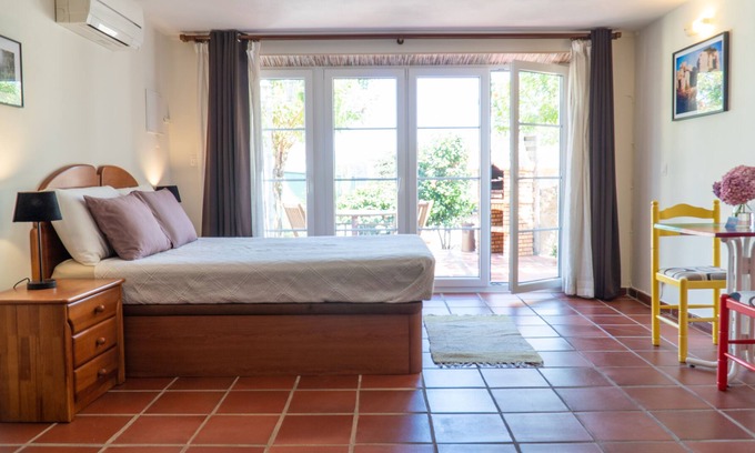 Almocageme Apartment | Casa Bolacha - spacious studio with private terrace