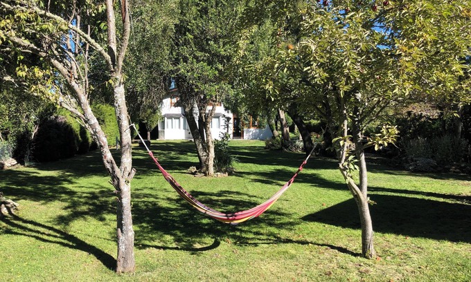 Golondrinas House | Casa con chimenea interior y amplio jardín con parrilla
