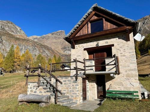 Cantone Ski Chalet | Casa Cantone Devero-baita storica con balcone e giardino, posizione comoda e soleggiata- spazio biciclette