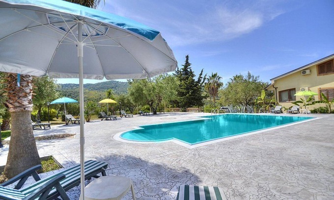 Ascea House | Casa Clelia B: A cozy and welcoming apartment surrounded by the greenery.