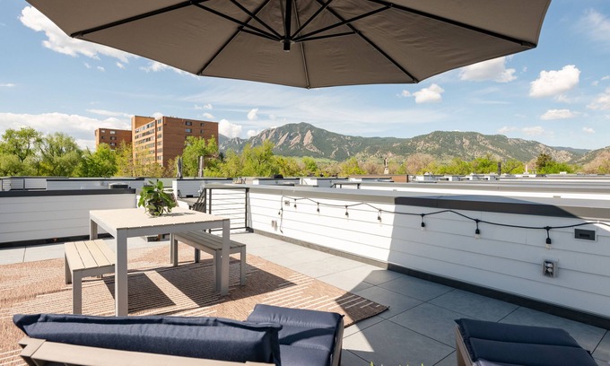 Whittier House | *Casa Clem* Modern, Clean, Luxury Townhome, Walk to Pearl St. w/Flatiron Views!