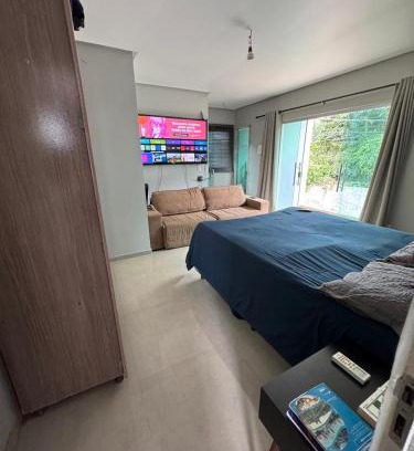 Souza House | Casa com suítes e varandas com uma garagem