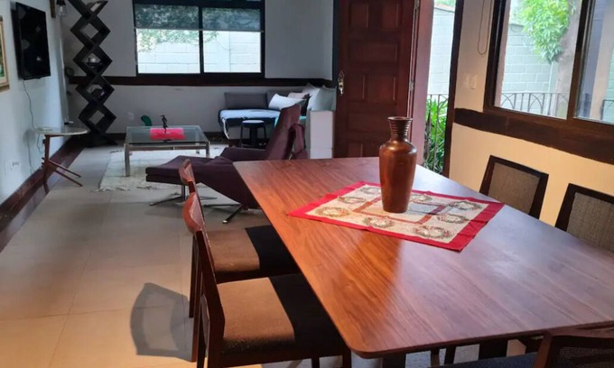 Enseada das Garcas House | Casa da Pampulha: Piscina com spa e Espaço Gourmet