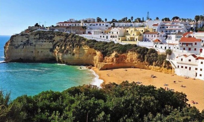 Carvoeiro Boat Rental | Casa do Alto Comfortable holiday residence