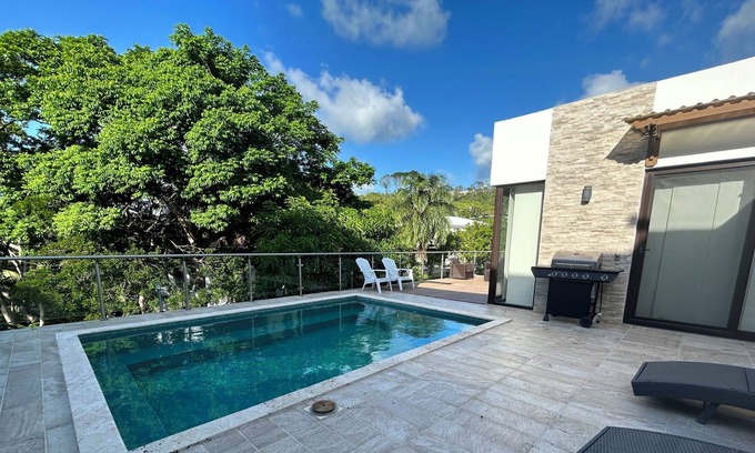 Pristine Bay Villa | Casa Encanto close to the beach Coral View Village