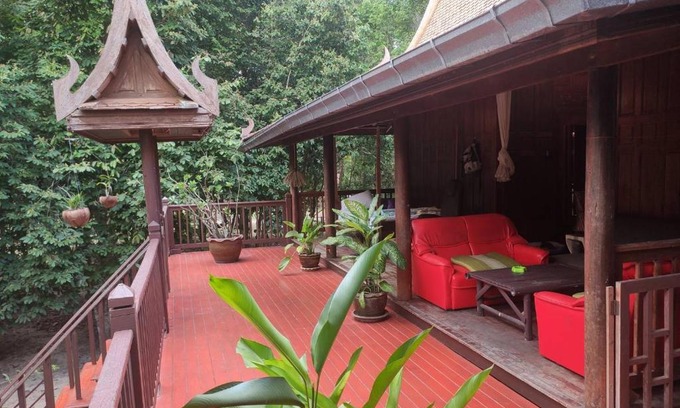 Wok Tum House | Casa in legno stile Thailandese su palafitta