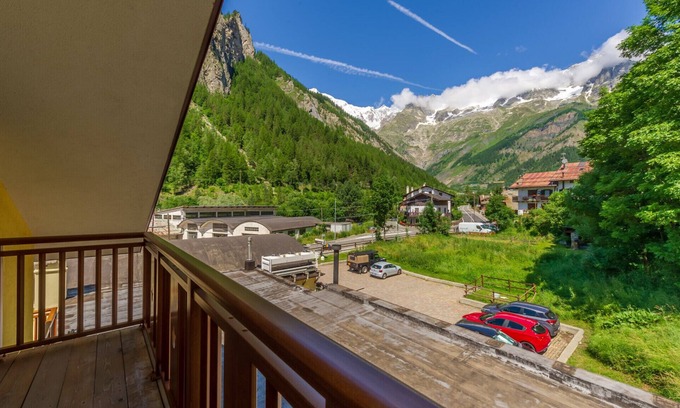 Courmayeur Apartment | Casa Jasmine - Family Apartment Wifi & Garge