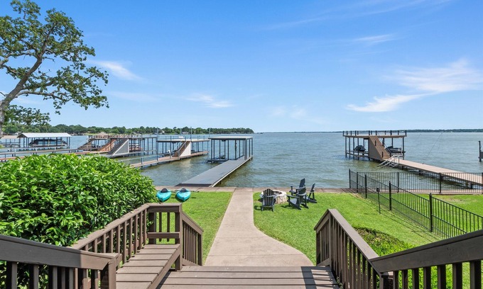 Gun Barrel City House | Casa KK | Luxe Lakefront 4BR/3BA w/Views & Dock