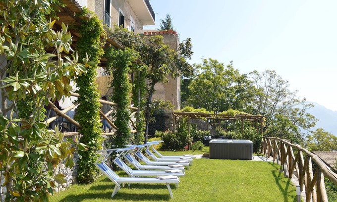 Scala House | Casa la Scala to rent in Amalfi Coast private garden, jacuzzi, 3 bedrooms