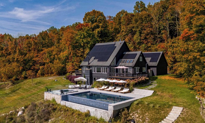 Middletown House | Casa Manzara: Mountain Top Views, Pool + Hot Tub by Red Cottage