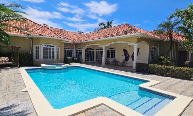 San Juan Villa | Casa Mariposa - 4BR w/Private Pool & pool table 5 minutes walk from the beach