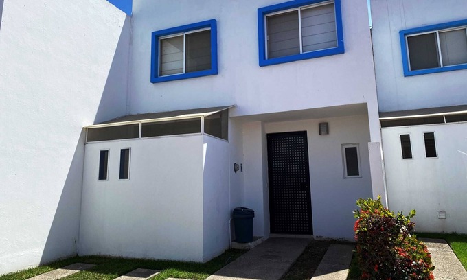 Valle Dorado House | Casa para 6 con Alberca Compartida LVA41