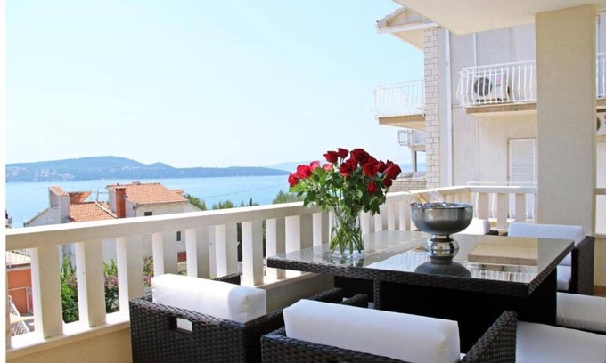 Seget Donji Apartment | Casa Perisia - modern vacation apartment in a wonderful location with a view of the Adriatic Sea