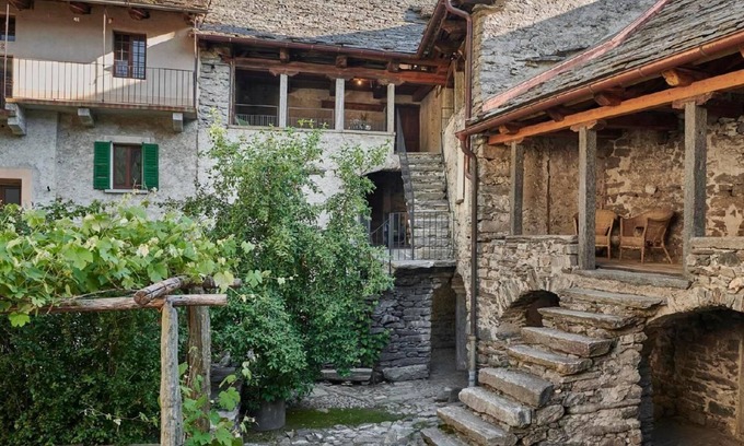 Aurigeno House | Casa Portico - Foundation Holidays in a listed building