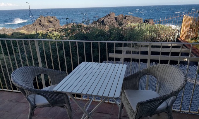 Pozzillo House | Casa Pozzillo: two rooms with splendid sea right in front of the house!
