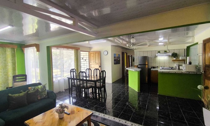 Monteverde House | Casa Rincón del Monte esta muy cerca del centro y en un barrio tranquilo.