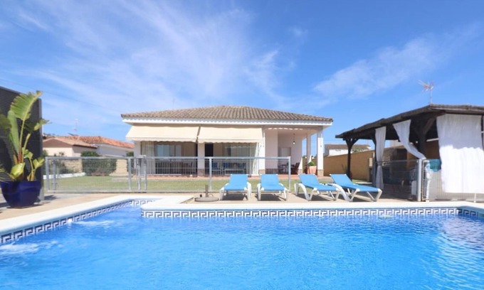 Conil de la Frontera House | Casa Rocalla - Modern, spacious villa with garden and private pool