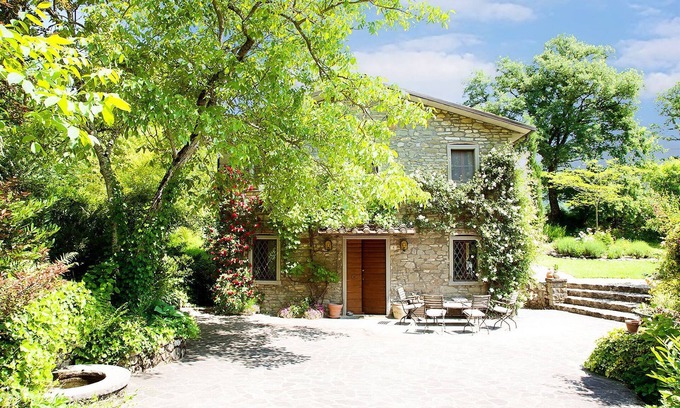 Caprese Michelangelo House | Casa Rosa-Wonderful holiday home with spectacular views of Caprese Michelangelo.