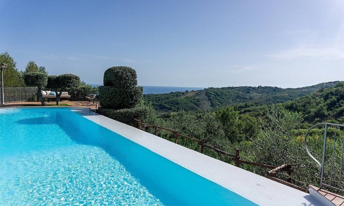 Casal Velino House | Casa Rosamunda C: A welcoming apartment that covers the entire ground floor of a villa, with Free WI-FI.