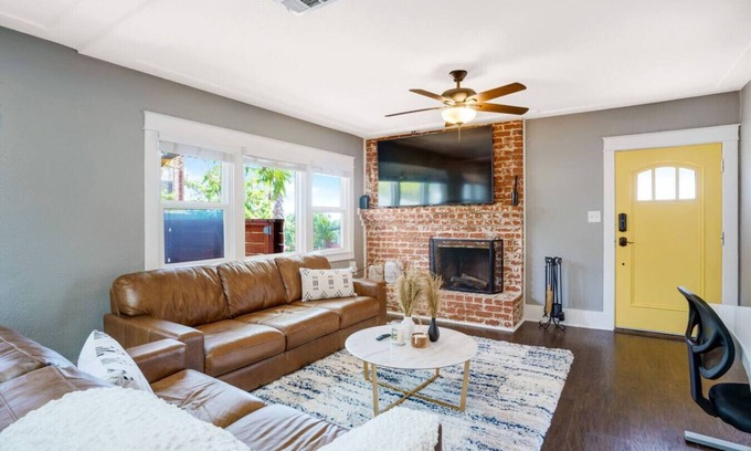Golden Hill House | Casa Urbana -3BR- Modern Retreat