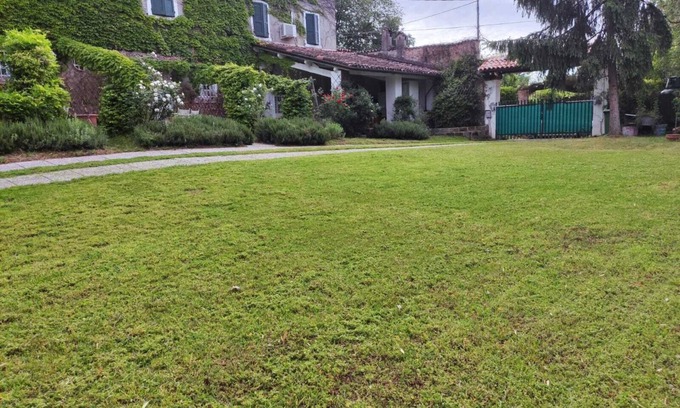 Volta Mantovana House | Casale di Charme is in the open countryside on Lake Garda