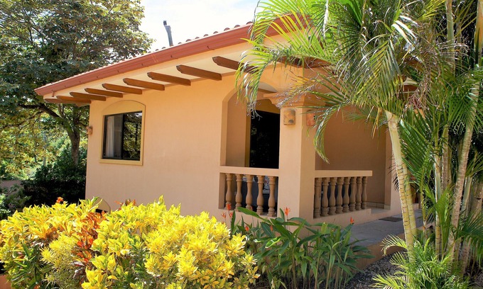 Junquillal House | Casita Venado. Cosy little house in safe neighborhood, super close to the beach